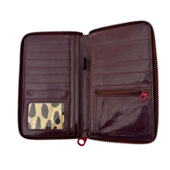 Marc by Marc Jacobs red and black logo print large travel patent leather wallet - Picture 4 of 11